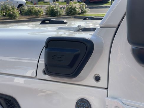 Used 2024 Jeep Wrangler Unlimited AWD/4WD image 12