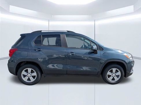 Used 2022 Chevrolet Trax LT w/ LT Convenience Package AWD/4WD image 3