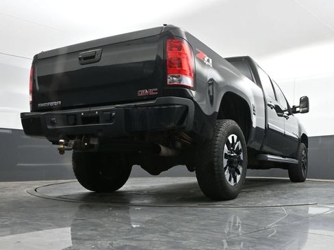 Used 2011 GMC Sierra 2500 Denali w/ Suspension Package, Off-Road AWD/4WD image 28