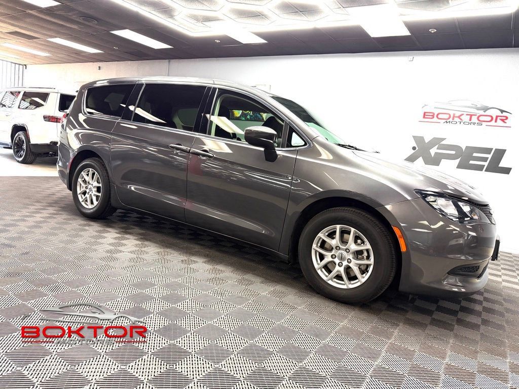 Used 2023 Chrysler Voyager LX FWD image 1