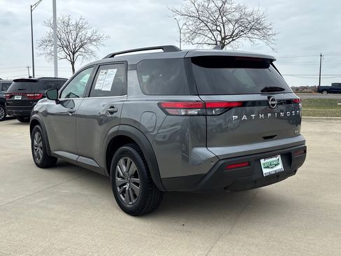 Used 2024 Nissan Pathfinder SV image 3