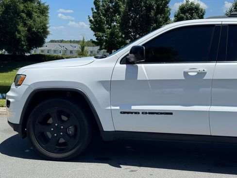 Used 2018 Jeep Grand Cherokee Laredo AWD/4WD image 7