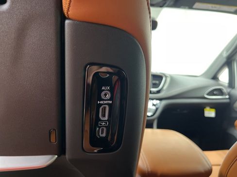 New 2026 Chrysler Pacifica Pinnacle image 25