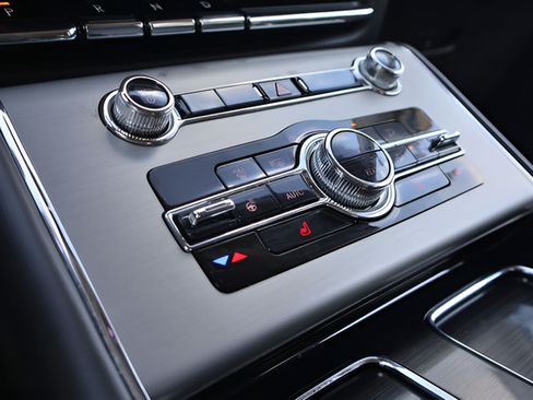 Used 2024 Lincoln Aviator AWD w/ Premium Package image 26