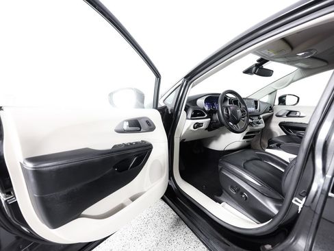 Used 2022 Chrysler Pacifica Touring-L FWD image 24