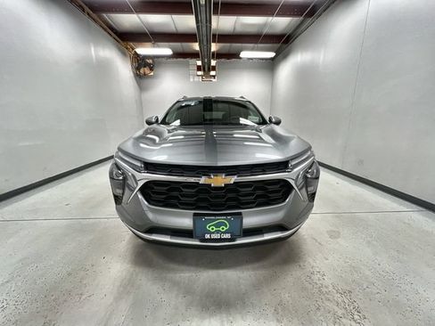 Used 2025 Chevrolet Trax LT FWD image 3