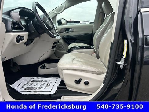 Used 2020 Chrysler Pacifica Touring-L w/ Advanced Safetytec Group image 37