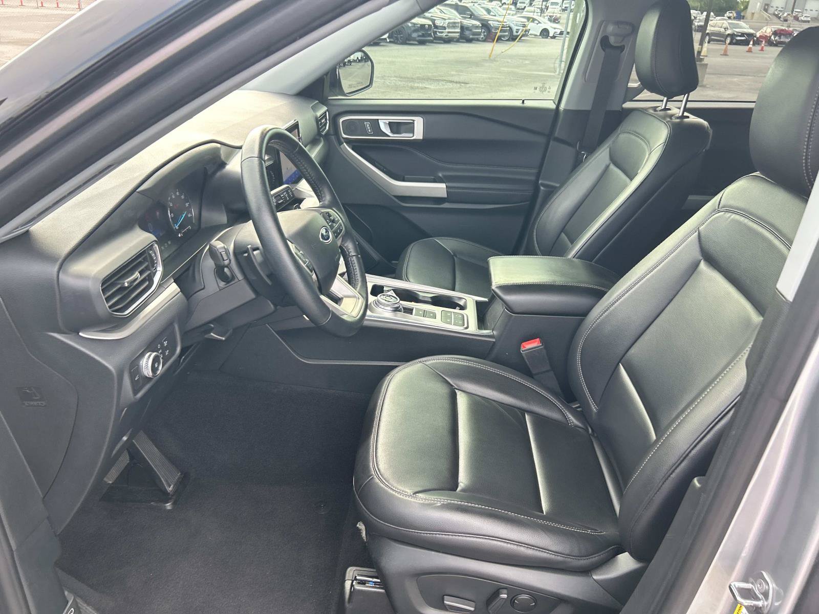 Used 2020 Ford Explorer XLT w/ Equipment Group 202A RWD image 29