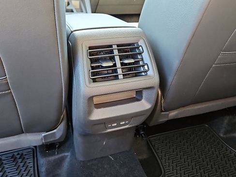 New 2026 Volkswagen Tiguan SE image 9