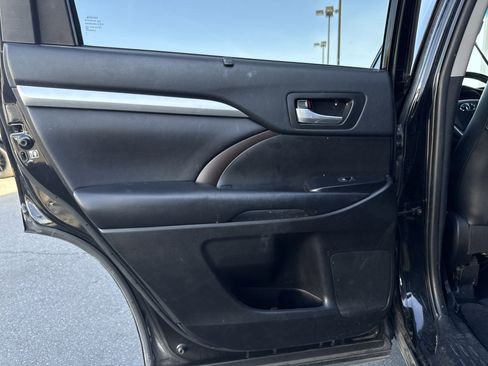 Used 2019 Toyota Highlander XLE image 19