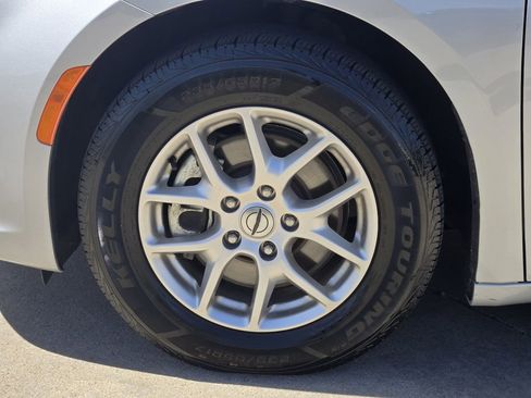 Used 2024 Chrysler Pacifica Touring-L FWD image 17