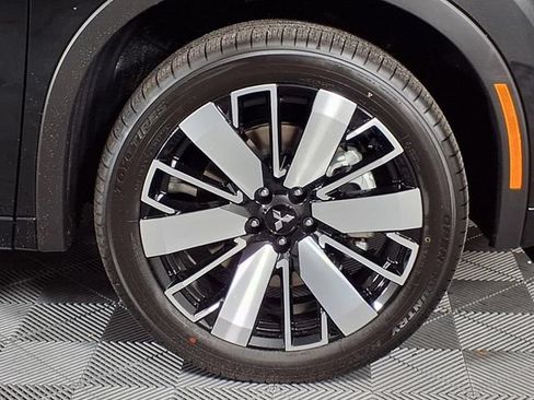 Used 2025 Mitsubishi Outlander AWD image 28