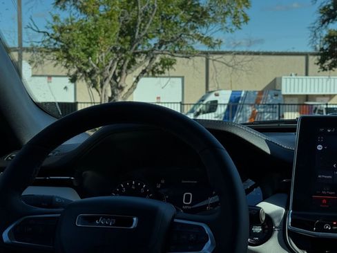 Used 2025 Jeep Compass Limited image 34