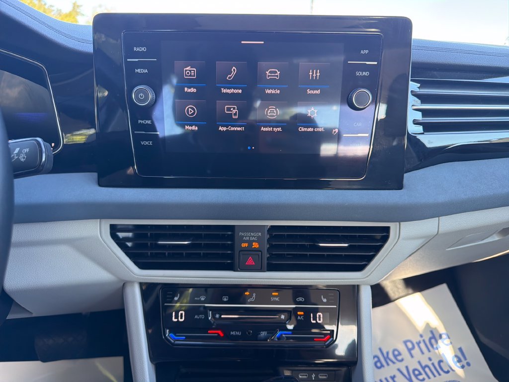 Used 2025 Volkswagen Jetta SE w/ Sunroof Package FWD image 19