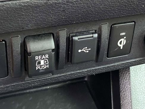 Used 2021 Toyota Tacoma Limited image 15