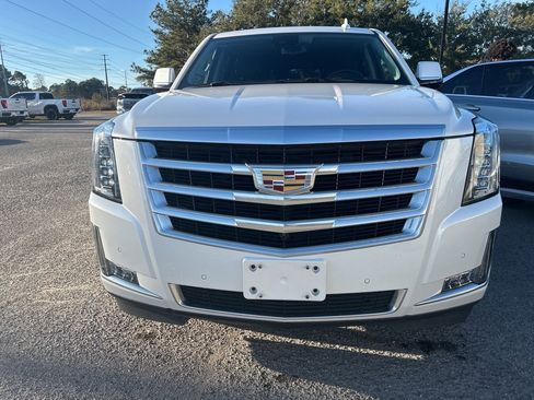 Used 2020 Cadillac Escalade Luxury image 3