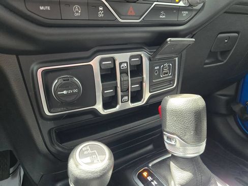Used 2021 Jeep Gladiator Sport AWD/4WD image 29