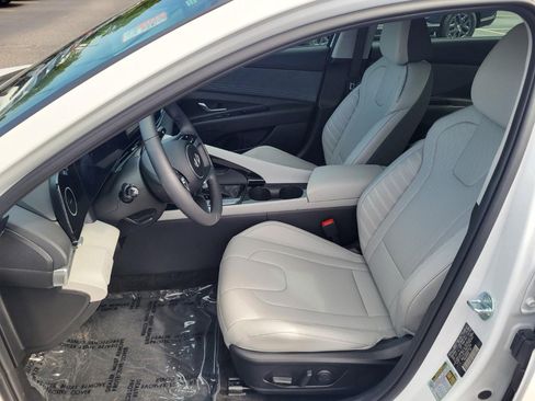 Used 2025 Hyundai Elantra Limited FWD image 11
