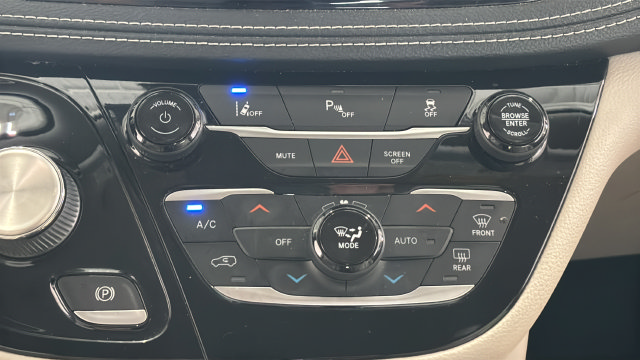 Used 2021 Chrysler Pacifica Limited FWD image 17