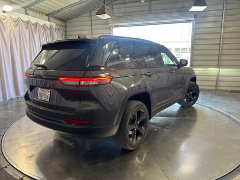 Used 2022 Jeep Grand Cherokee Altitude AWD/4WD image 5