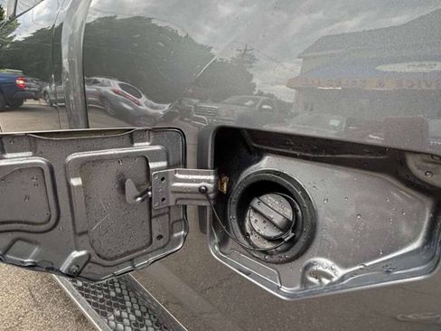 Used 2019 Nissan Titan SV w/ SV Convenience Package AWD/4WD image 29
