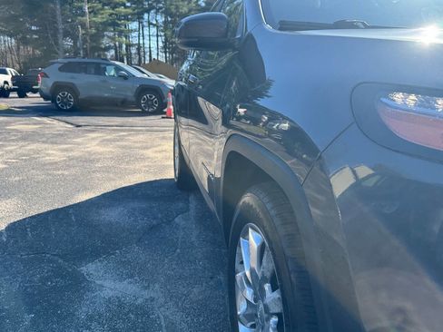 Used 2017 Jeep Cherokee Limited w/ Luxury Group AWD/4WD image 10