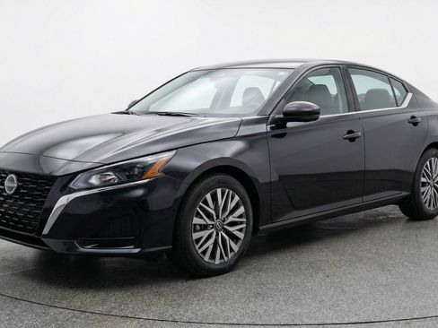 Used 2025 Nissan Altima 2.5 SV image 3