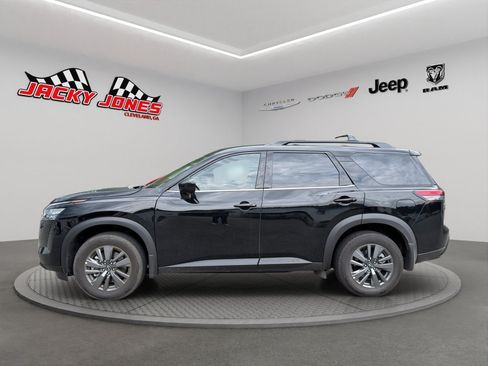 Used 2026 Nissan Pathfinder SV FWD image 2