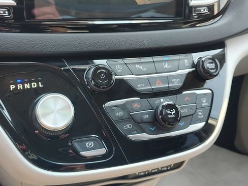 Used 2023 Chrysler Pacifica Touring-L FWD image 16