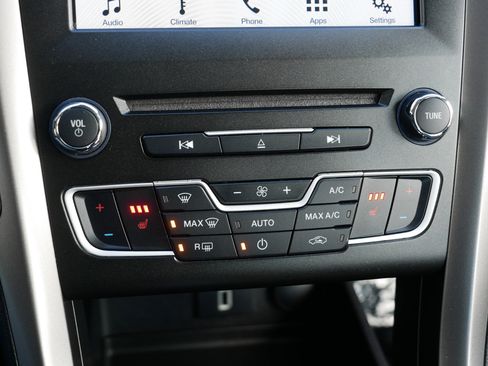 Used 2018 Ford Fusion SE w/ Fusion SE Technology Package image 23