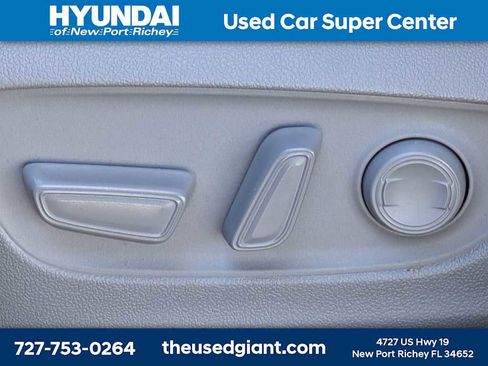 Used 2020 Toyota Highlander XLE FWD image 26