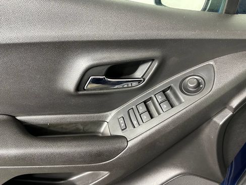 Used 2020 Chevrolet Trax LT w/ LT Convenience Package AWD/4WD image 23