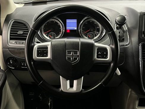 Used 2020 Dodge Grand Caravan SE w/ Rear Park Assist Package FWD image 7