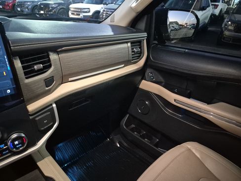 Used 2022 Ford Expedition Limited image 22