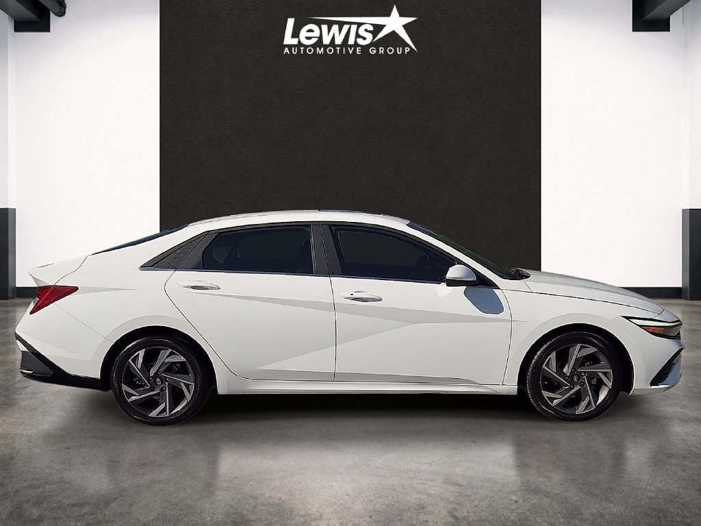 Used 2025 Hyundai Elantra SEL FWD image 5