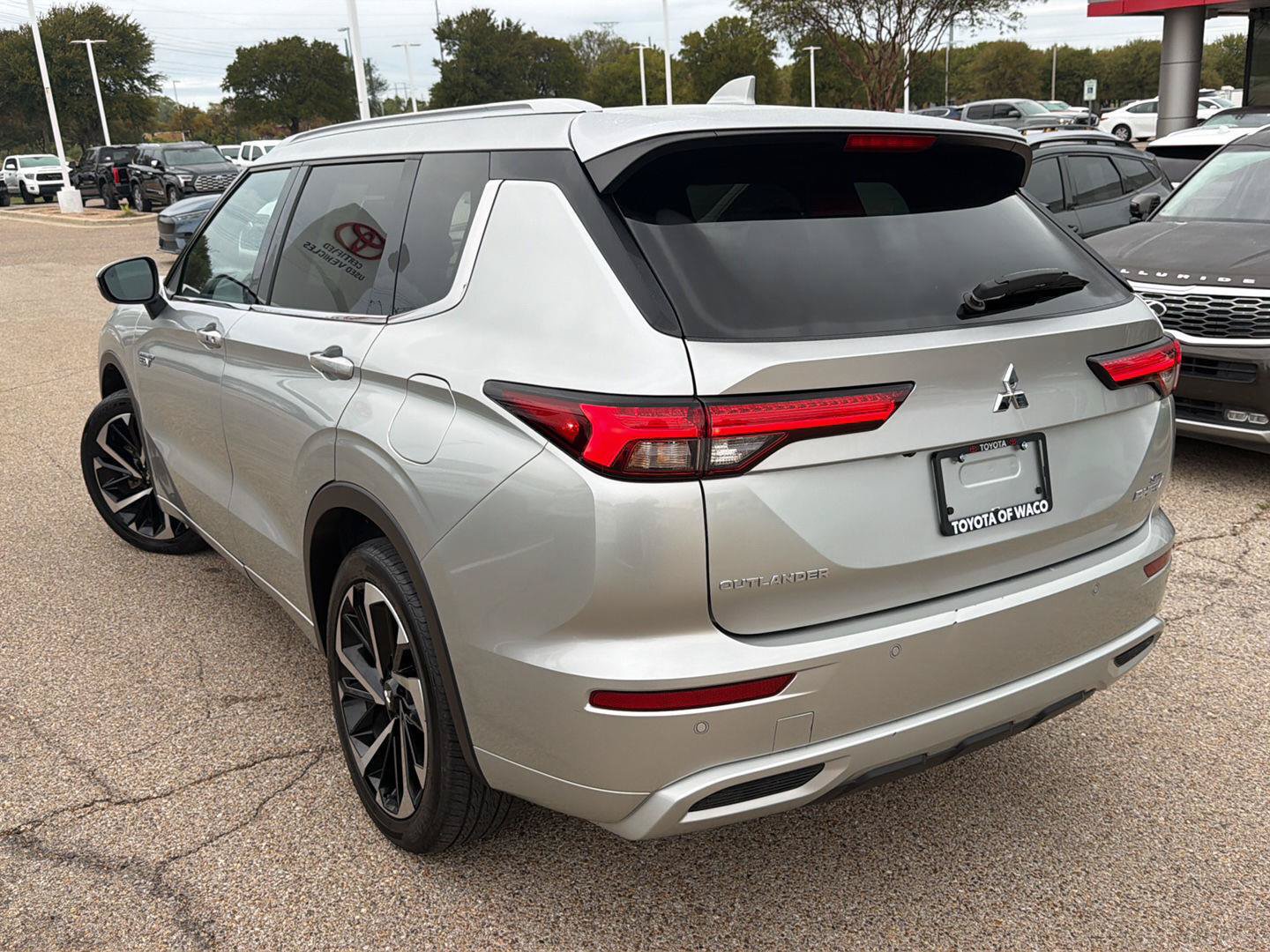 Used 2024 Mitsubishi Outlander 4WD Plug-In Hybrid image 5