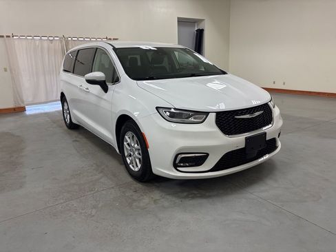 Used 2023 Chrysler Pacifica Touring-L image 2