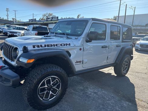 Used 2024 Jeep Wrangler Unlimited Rubicon AWD/4WD image 12
