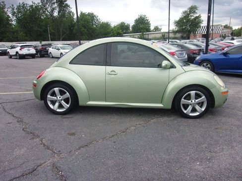 Used 2007 Volkswagen Beetle Coupe w/ Package 2 FWD image 4