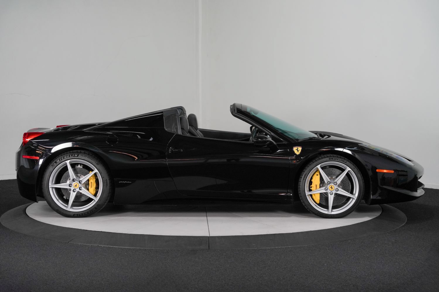 Used 2013 Ferrari 458 Spider RWD image 9