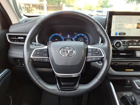 Certified 2024 Toyota Highlander Limited FWD image 11