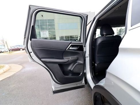 Used 2022 Mitsubishi Outlander SE image 39