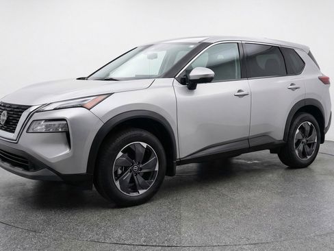 Used 2025 Nissan Rogue SV image 3