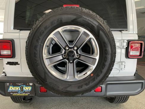Used 2022 Jeep Wrangler Unlimited Sahara w/ Cold Weather Group AWD/4WD image 8