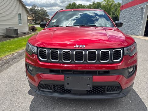 Used 2025 Jeep Compass Latitude AWD/4WD image 9