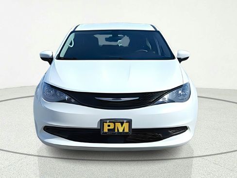 Used 2022 Chrysler Voyager LX FWD image 2
