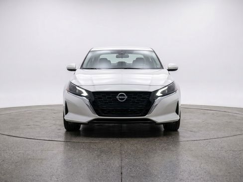 Used 2025 Nissan Altima 2.5 SV FWD image 2