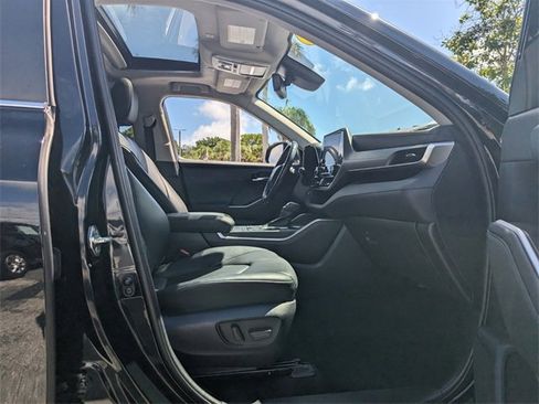 Used 2023 Toyota Highlander XLE image 23