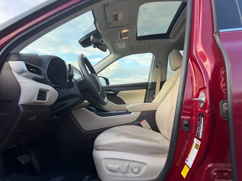 Used 2021 Toyota Highlander XLE FWD image 5