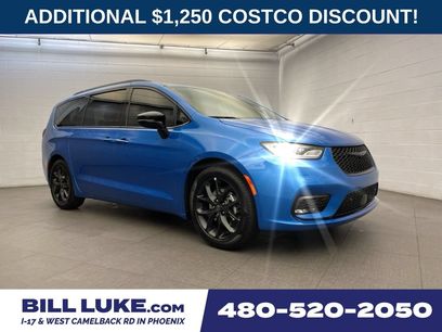 New 2026 Chrysler Pacifica Limited w/ Uconnect Theater Family Group